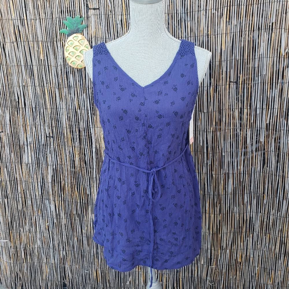 Liz Lange Maternity sleevless floral belted top